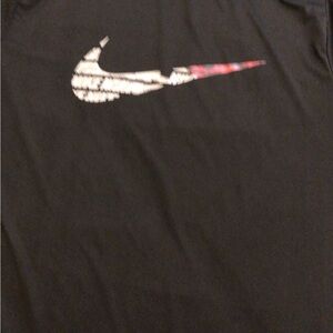 I’m selling Nike tee Fri-fit size L color black